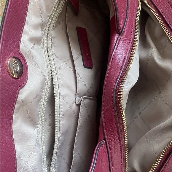 Plum shoulder bag and matching trifold wallet - Picture 2 of 7